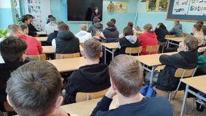 spotkanie policjantki z młodzieżą w Rybnie