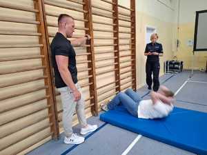 zajęcia policjantów z uczniami - test sprawności fizycznej do Policji