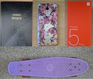 znalezione telefon, deskorolka i pismo święte