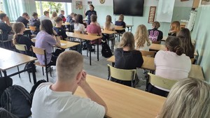 spotkanie policjantek z młodzieżą w Iłowie-Osadzie