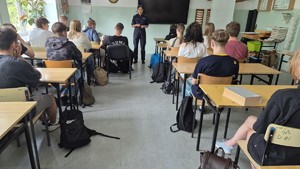 spotkanie policjantek z młodzieżą w Iłowie-Osadzie