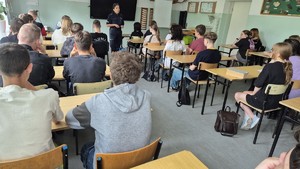 spotkanie policjantek z młodzieżą w Iłowie-Osadzie