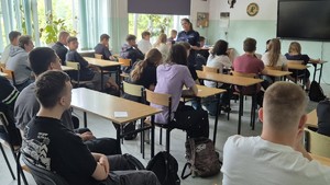 spotkanie policjantek z młodzieżą w Iłowie-Osadzie