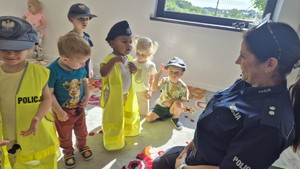 spotkanie funkcjonariuszy z dziećmi