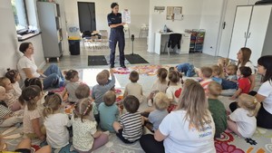 spotkanie funkcjonariuszy z dziećmi