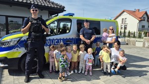 spotkanie funkcjonariuszy z dziećmi