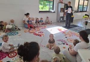 spotkanie funkcjonariuszy z dziećmi