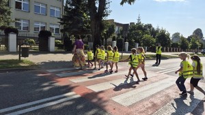 przedszkolaki na spotkaniu z policjantkami