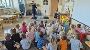 przedszkolaki na spotkaniu z policjantkami