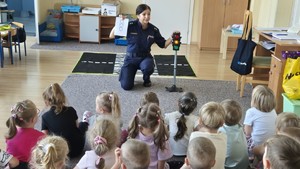 przedszkolaki na spotkaniu z policjantkami