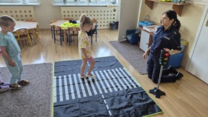 przedszkolaki na spotkaniu z policjantkami