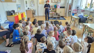 przedszkolaki na spotkaniu z policjantkami