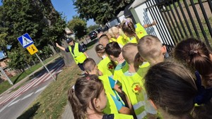 przedszkolaki na spotkaniu z policjantkami