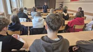 spotkanie policjantek z młodzieżą z Grunwaldzkiej