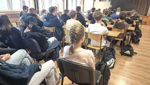 spotkanie policjantek z młodzieżą z Grunwaldzkiej