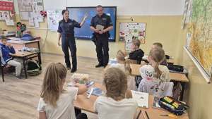 Policjanci z wizytą w szkole i przedszkolu w Iłowie-Osadzie
