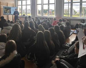 spotkanie policjantki z uczniami liceum