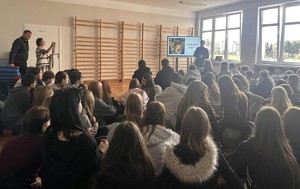 spotkanie policjantki z uczniami liceum