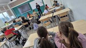 spotkanie policjantki z uczniami