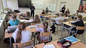 spotkanie policjantki z uczniami