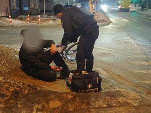 Policjanci pomagają poszkodowanemu