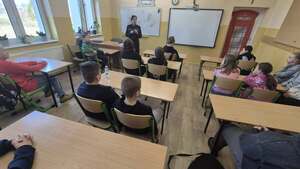 spotkanie policjantki z uczniami