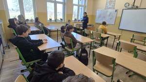 spotkanie policjantki z uczniami