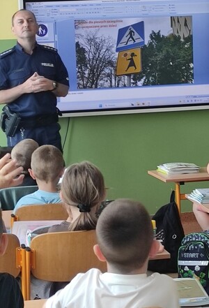 Spotkania policjantów w szkołach w ramach Bezpiecznej drogi do szkoły