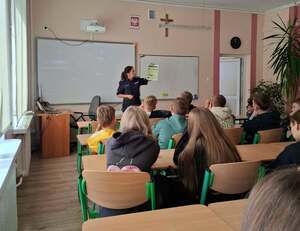 policjantka podczas spotkania z młodzieżą w Malinowie