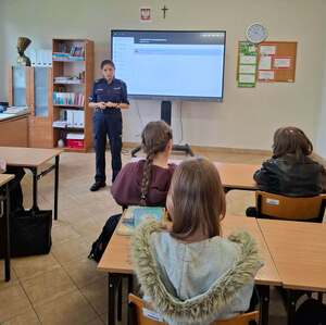 policjantka podczas spotkania z młodzieżą w Malinowie