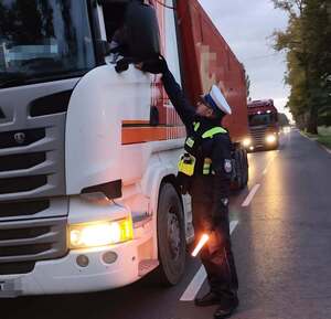 policjant sprawdza stan trzeźwości kierującego pojazdem